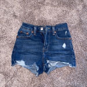 Girls high rise Levi’s shorts
